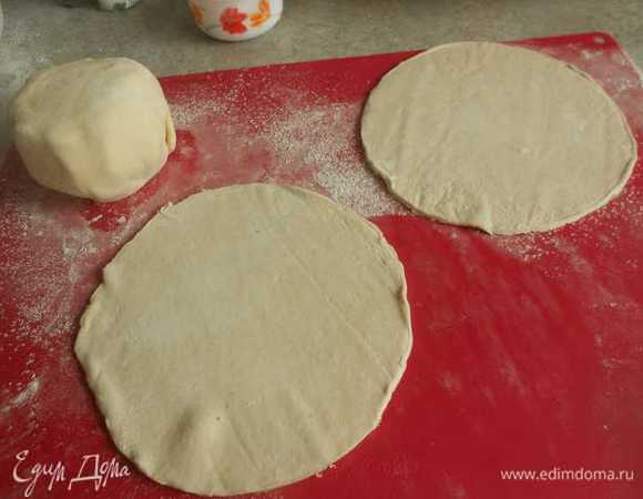На присыпанной мукой поверхности сделать из теста 6 больших дисков достаточного размера, чтобы в них можно было завернуть шары.

В центр диска положить по шару, смазать края теста яйцом и завернуть его плотно, не оставляя отверстий.