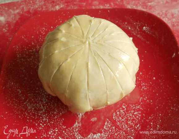 Оставшимся яйцом обмазать все  поверхности пирогов. Используя очень острый нож, нанести неглубокие радиальные надрезы через верхушки. Удобнее это делать снизу вверх.