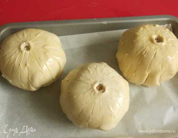 На макушке каждого пирога сделать маленькое отверстие в тесте для выхода пара.