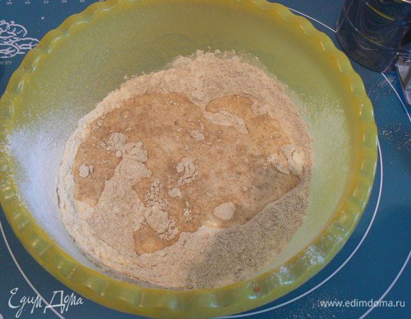 Смешиваем теплые молоко и воду и разводим в них дрожжи. Вливаем все в муку.

