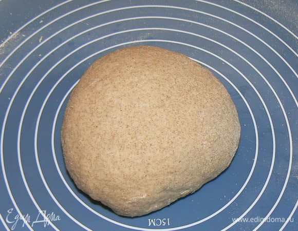 Тщательно вымешиваем тесто. Получается вот такой шарик.

