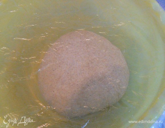 Укладываем его обратно в миску и затягиваем пищевой пленкой.

Оставляем тесто в теплом месте на 1,5 -2 часа. Оно должно увеличится в два раза.

