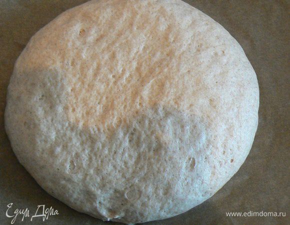 Накрываем противень полотенцем и даем расстояться около часа, пока тесто не увеличится опять в два раза. 

