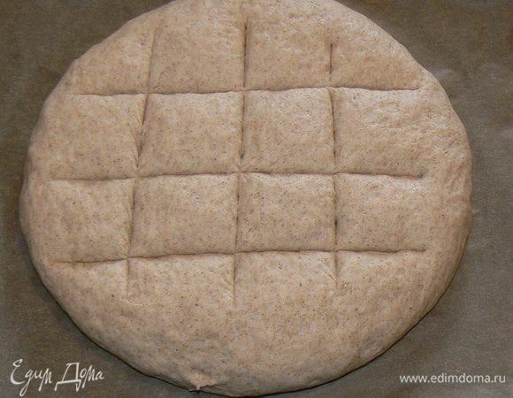 Пока у нас нагревается духовка до 200 градусов, мы делаем надрезы решеткой 

