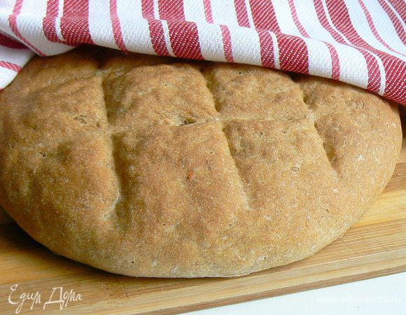 В духовку на уровень ниже ставим противень с водой . Он нам нужен для создания пара, за счет него и получается абсолютно хрустящая корочка. Выпекам 30-40 минут