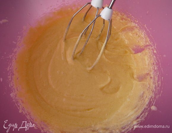 Размягченное масло взбить с сахаром до кремообразного состояния. По одному добавить яйца, хорошо взбивая после каждого.
