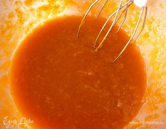 Сварить тыкву в течение 15 минут, при помощи блендера сделать пюре и охладить.  Тыквенное пюре, масло, яйца, сахар и цедру взбить до однородности.