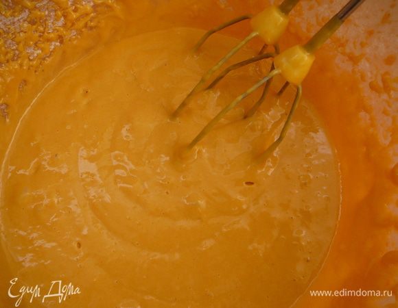 Добавить просеянную с солью и разрыхлителем муку и замесить тесто.