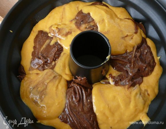 Форму для кекса смазать сливочным маслом.  Поочередно, по паре ложек выкладывать оба вида теста. 