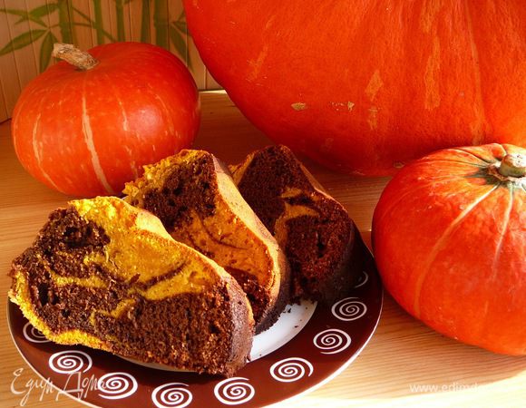 Разогреть до 180 градусов духовку и выпекать кекс около 50-60 минут. Время зависит от размера формы для выпечки.