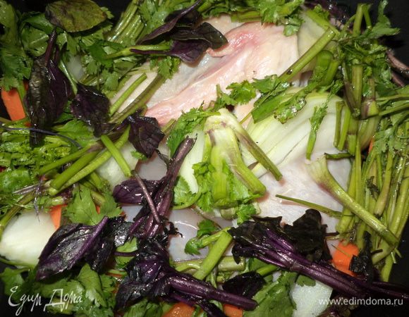 курицу (можно целую,но я делю на кусочки грудки - ножки,чтобы плотнее улеглись и меньше было бульона его очень жалко выливать т. к. он получается очень насыщенным и много специй!), уложить в кастрюлю,перекладывая крупными кусочками лука,моркови и зелени,здесь можно прекрасно использовать грубые стебли,