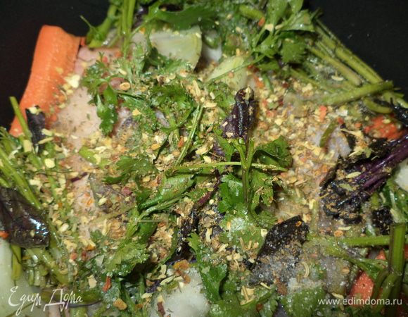 солим, добавляем специи (я использую свои любимые "Домашняя кухня ЕД" и хмели-сунели) и заливаем водой. Ставим варить до полной готовности мяса, оно должно быть мягким и хорошо отходить от костей,но не переваренным!