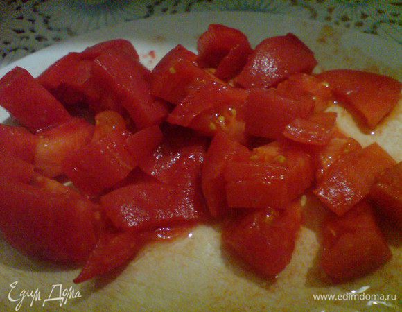 Консервированные помидоры нарезать кубиками( поскольку я использовала томат, то я его просто немного процедила через сито, чтобы убрать лишнюю жидкость). Смешать с орегано. Свежий помидор очистить от кожуры и также нарезать кубиками. 