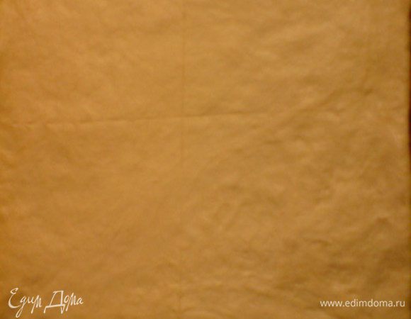 Разогреть духовку до 220 градусов. Тесто раскатать очень тонко, выложить на противень, смазанный маслом. Ножом схематически разделить тесто на 4 части. 