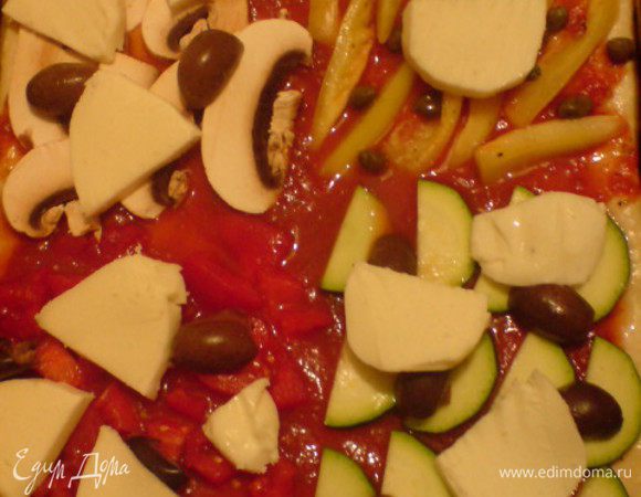 На тесто вылить томат (помидоры из банки). Посолить и поперчить сладкий перец, выложить его на 1/4 теста и присыпать каперсами. На вторую четвертинку положить цуккини и несколько оливок. На третью часть выложить измельченный помидор и также немного присыпать оливками. Четвертую часть заполнить ломтиками грибов и оставшимися оливками. Моцареллу нарезать ломтиками и разложить на пицце. Можно все слегка посолить и поперчить. Выпекать 20 минут.  
