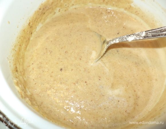 Выложить орехи в кастрюльку, разбавить бульоном от курицы, попробуйте на соль! Если бульон очень соленый, можно добавить  немного простой воды до состояния сметаны не жирной! Добавить немного мускатного ореха и специй: перчик чили, хмели-сунели,проварить  минуты 3,снять с огня.