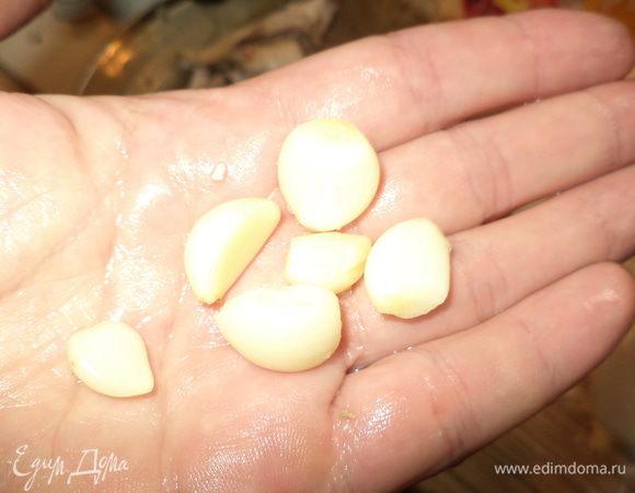 Чеснок очистить и пропустить через чеснокодавку.  Положить в наш соус и  обязательно попробовать он должен быть остреньким, соленым и насыщенным.