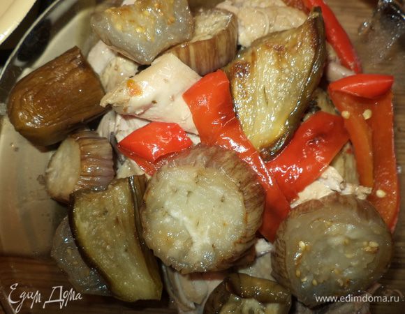 Так как сациви - это все таки соус, я решила вместе с курицей сделать баклажаны и перец, я их порезала баклажаны-кольцами, перец дольками и обжарила до готовности,можно приготовить на гриле! Курицу разделать на кусочки,крупные косточки можно убрать,но а по мельче можно и оставить,я люблю крылышки и кусочки от позвоночника!