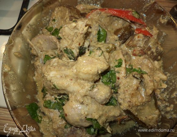 Осторожно перемешать наш соус с кусочками курицы, овощами и мелко порезанной  кинзой. Теперь сациви должен настояться как минимум 12 часов и можно подавать на стол!