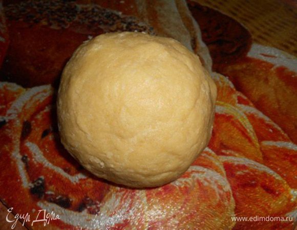 Перемешать муку со сметаной, добавить размягченное сливочное масло и  1 ч. ложку сахара и соль,все тщательно растереть. Добавить яйцо и замесить тесто, завернуть в пищевую пленку и убрать в холодильник на 30 минут.
