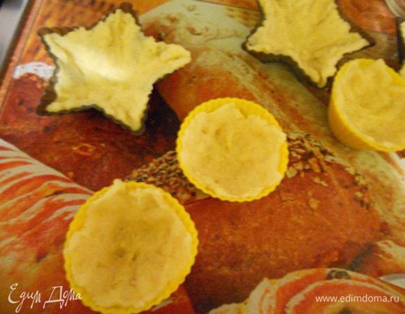 Тесто достать из холодильника и распределить по дну и бокам формы.