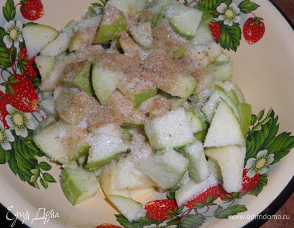 Яблоко нарезать мелким кубиком, добавить 2.5 ст.л. сахара, корицу и перемешать.