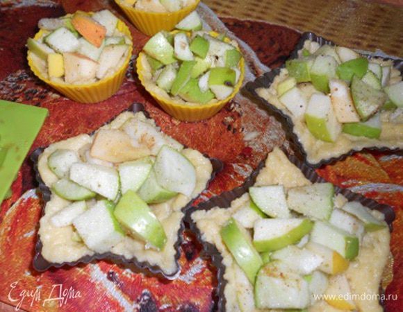 Распределить яблоко по нашим формам не жалея, чем больше, тем вкуснее, поставить в духовку на минут 15.