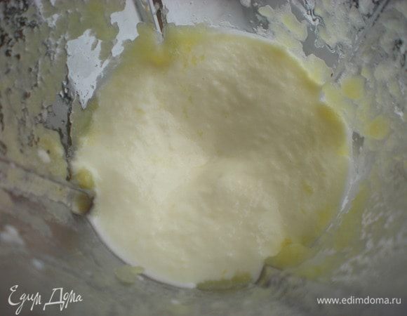 К яблочному пюре добавить сахар и белок, взбивать до увеличения массы. Затем добавить разведенный желатин и еще раз хорошенько взбить. 