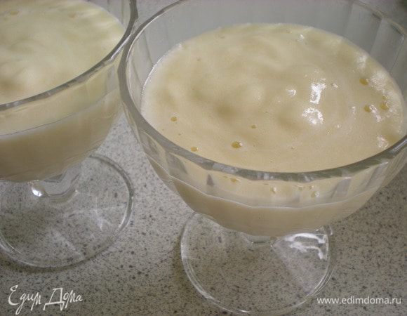 Разложить по креманкам и оставить  в холодильнике до застывания. 