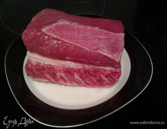 Выбираем красивое мясо с тонкими прожилками жира. 