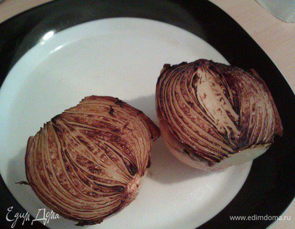 Отрезаем кончики у лука, не чистим, разрезаем пополам. Кладем срезом вниз на старую рифленую сковороду, слегка смазанную маслом, и жарим до темно-коричневого цвета. Добавляем в бульон.