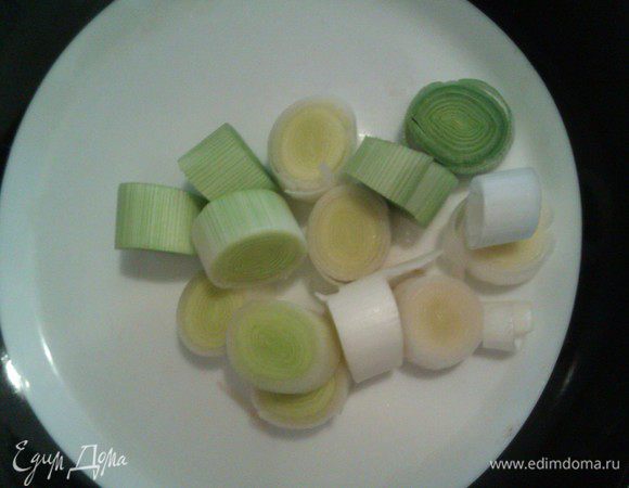 Очищаем лук-порей от внешнего листа, режем на кусочки толщиной 1 см и отправляем в бульон.