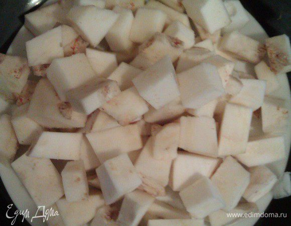 Очищаем корень сельдерея, режем кубиками.