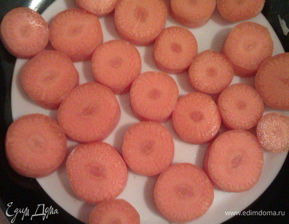 Морковку тоже режем колечками толщиной 1 см. Отправляем сельдерей и морковь к мясу. 