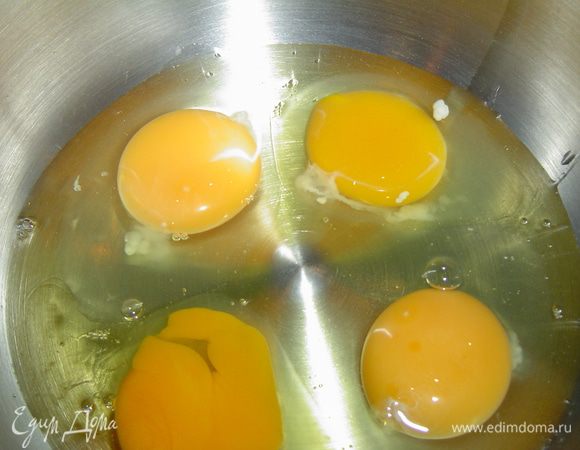 Яйца немного взбиваем миксером,