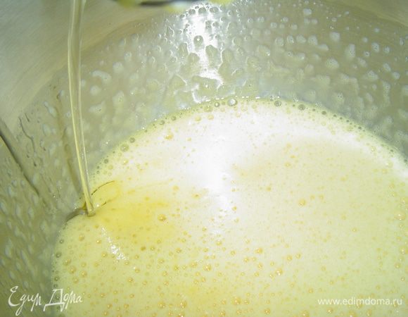 В полученную смесь добавляем растительное масло и хорошенько вымешиваем при помощи миксера.