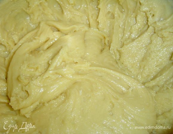 Постепенно добавляем просеянную с разрыхлителем муку и тщательно вымешиваем. Получается густое тесто.