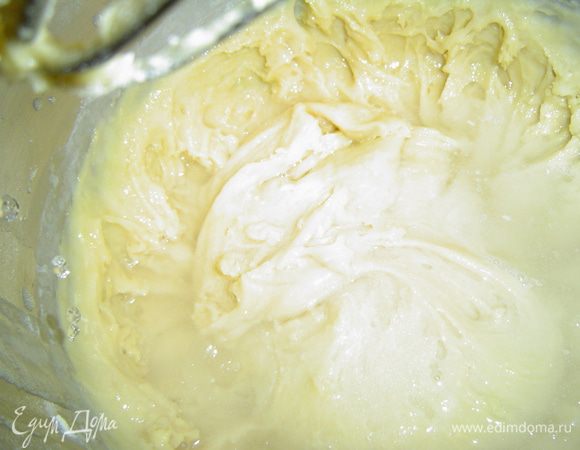 А теперь вливаем газированную воду и быстренько перемешиваем до однородной консистенции.