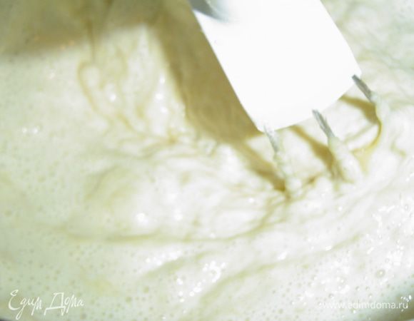 Тесто будет пениться, но Вы не пугайтесь, это нормально. В итоге получается жидковатое тесто.