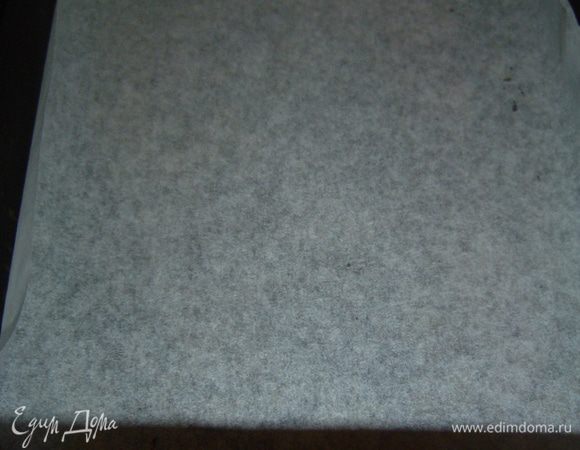 Противень застилаем бумагой для выпечки,