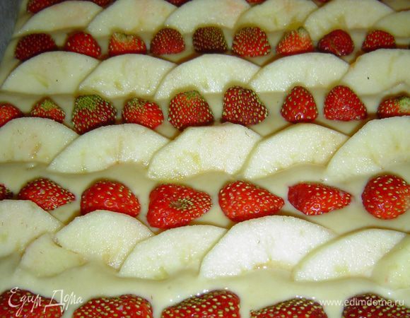 Яблоки и клубнику укладываем сверху на тесто, слегка вдавливая, (Можно использовать любые фрукты или ягоды.)