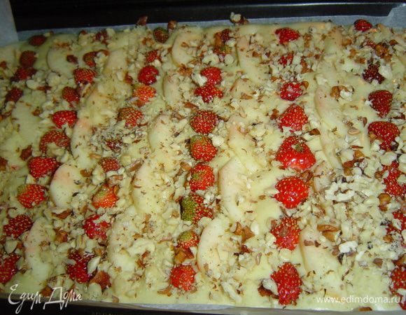 сверху посыпаем измельченными орехами.