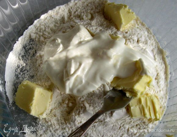 В муку добавить размягченное сливочное масло, сметану, соль и сахар. Быстро смешать. Добавить яйцо и вымесить тесто.