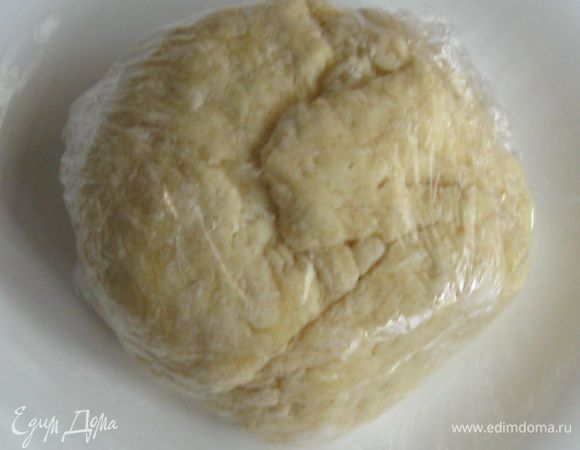 Тесто завернуть в пленку и положить в холодильник минимум на 30 минут.