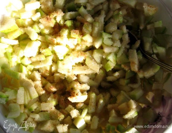 Яблоко нарезать на маленькие кубики, посыпать сахаром и корицей, перемешать. 