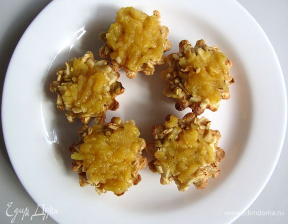 Полить конфитюром (джемом) готовые галеты.