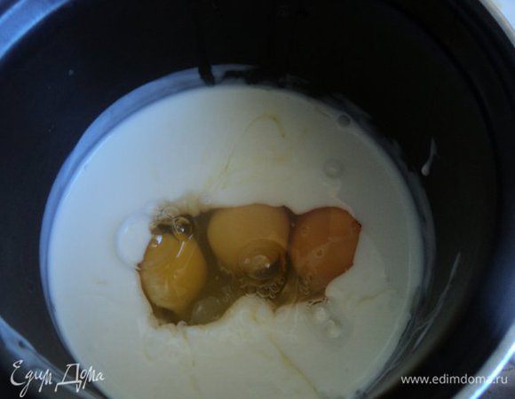 Кефир смешать с яйцами и сахаром.