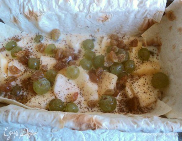 Выложить сверху по 1/3 яблок, винограда и изюма, посыпать корицей.