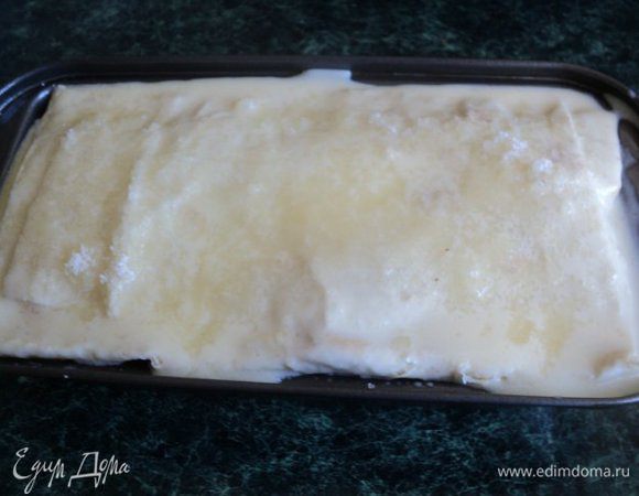 Сверху вылить оставшуюся заливку и посыпать сахаром.