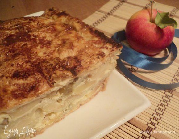 Готовый пирог слегка охладить и перевернуть на блюдо.При подаче порезать кусочками. Приятного аппетита!